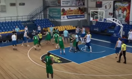 Απίστευτο ξύλο σε φιλικό αγώνα μπάσκετ (video) thumb