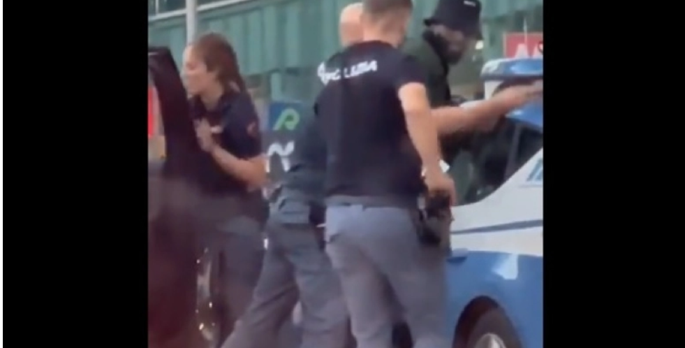 Video: Η στιγμή που η αστυνομία συνέλαβε κατά λάθος τον Μπακαγιόκο! thumb
