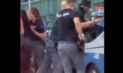 Video: Η στιγμή που η αστυνομία συνέλαβε κατά λάθος τον Μπακαγιόκο! thumb