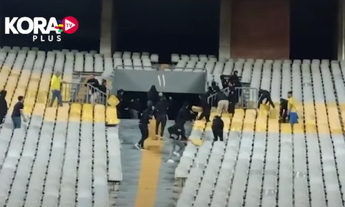 Άγριο ξύλο και μάχη με καρέκλες σε αγώνα στην Αίγυπτο thumb