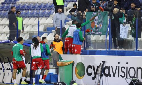 Ωραίο σκηνικό στο «ΠΑΠ» - Μοίρασαν λουλούδια στις γυναίκες! thumb