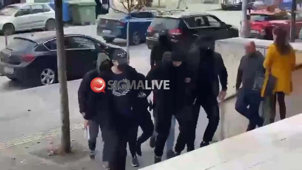 Φόνος Δημοσθένους: Η στιγμή της μεταφοράς των δύο συλληφθέντων στην Εισαγγελία thumb