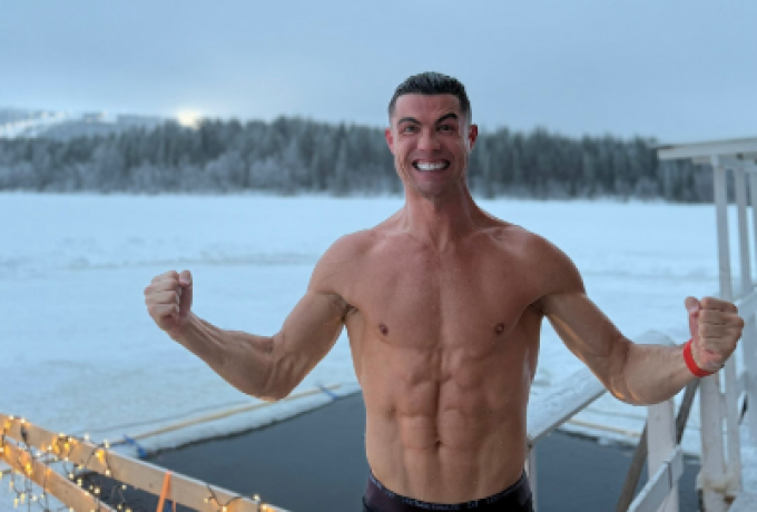 CR7: Γυμνός στα χιόνια της Λαπωνίας! thumb