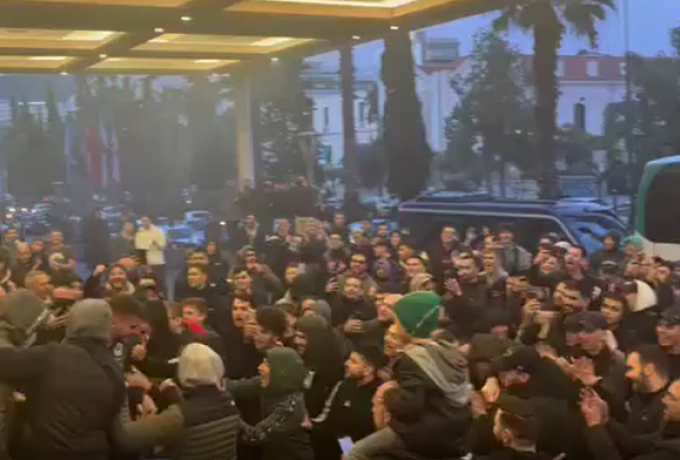 Χαμός έξω από το ξενοδοχείο πριν το ντέρμπι ΑΕΚ-ΠΑΟ! thumb