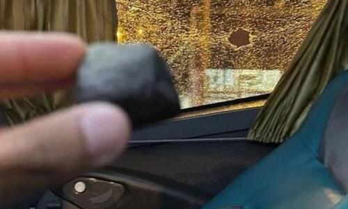 Οπαδοί έριξαν πέτρες στο λεωφορείο της ομάδας τους επειδή το μπέρδεψαν με των αντιπάλων thumb