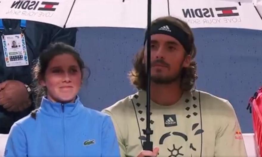 O Τσιτσιπάς κράτησε την ομπρέλα σε ball girl (vid) thumb