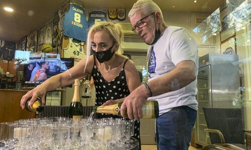 Γιάννης Αντετοκούνμπο: Άνοιξαν σαμπάνιες στα Σεπόλια για την κατάκτηση του πρωταθλήματος thumb