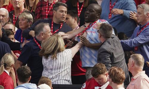 Μάντσεστερ Γιουνάιτεντ: Οπαδοί πιάστηκαν από τον λαιμό κατά τη διάρκεια του αγώνα thumb
