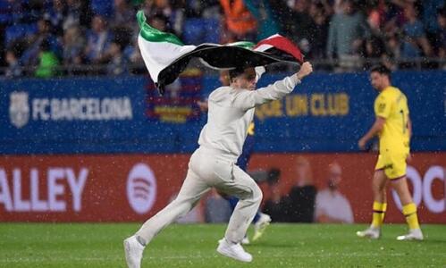 Γκολ η Μπαρτσελόνα και εισβολή φιλάθλου με σημαία της Παλαιστίνης (βίντεο) thumb