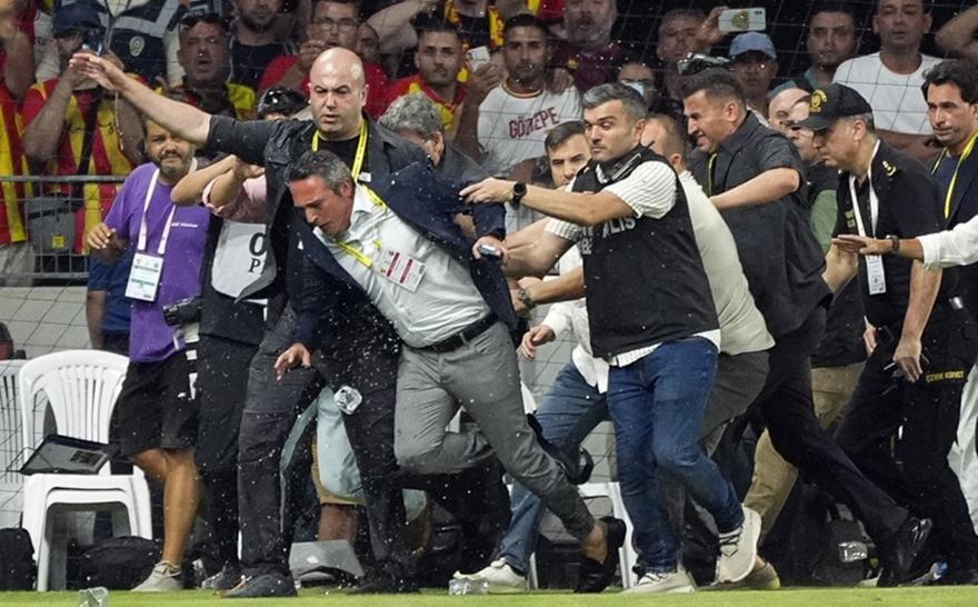 ΒΙΝΤΕΟ: Διαπιστευμένος επιτέθηκε και πέταξε κάτω τον πρόεδρο της Φενέρμπαχτσε thumb