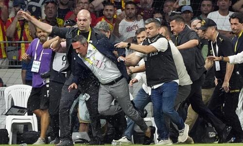 ΒΙΝΤΕΟ: Διαπιστευμένος επιτέθηκε και πέταξε κάτω τον πρόεδρο της Φενέρμπαχτσε thumb