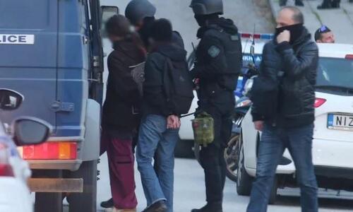 Πάνω από 100 προσαγωγές και 34 συλλήψεις για τα επεισόδια ανάμεσα σε οπαδούς ΑΕΚ και ΠΑΟΚ thumb