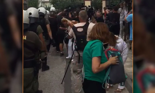 Βίντεο: Ένταση ανάμεσα σε οπαδούς της ΑΕΚ και την αστυνομία thumb