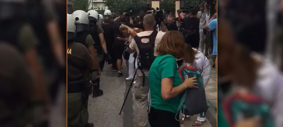 Βίντεο: Ένταση ανάμεσα σε οπαδούς της ΑΕΚ και την αστυνομία thumb