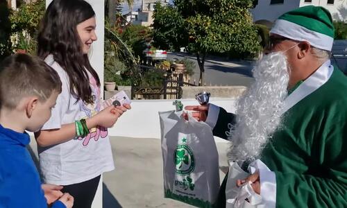 Μοίρασε δώρα και... χαμόγελα ο πράσινος Άη-Βασίλης! (ΒΙΝΤΕΟ) thumb