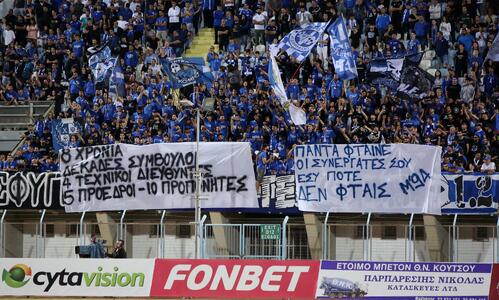 Πανό κατά Πουλλαΐδη: «Πάντα φταίνε οι συνεργάτες, εσύ ποτέ!» thumb