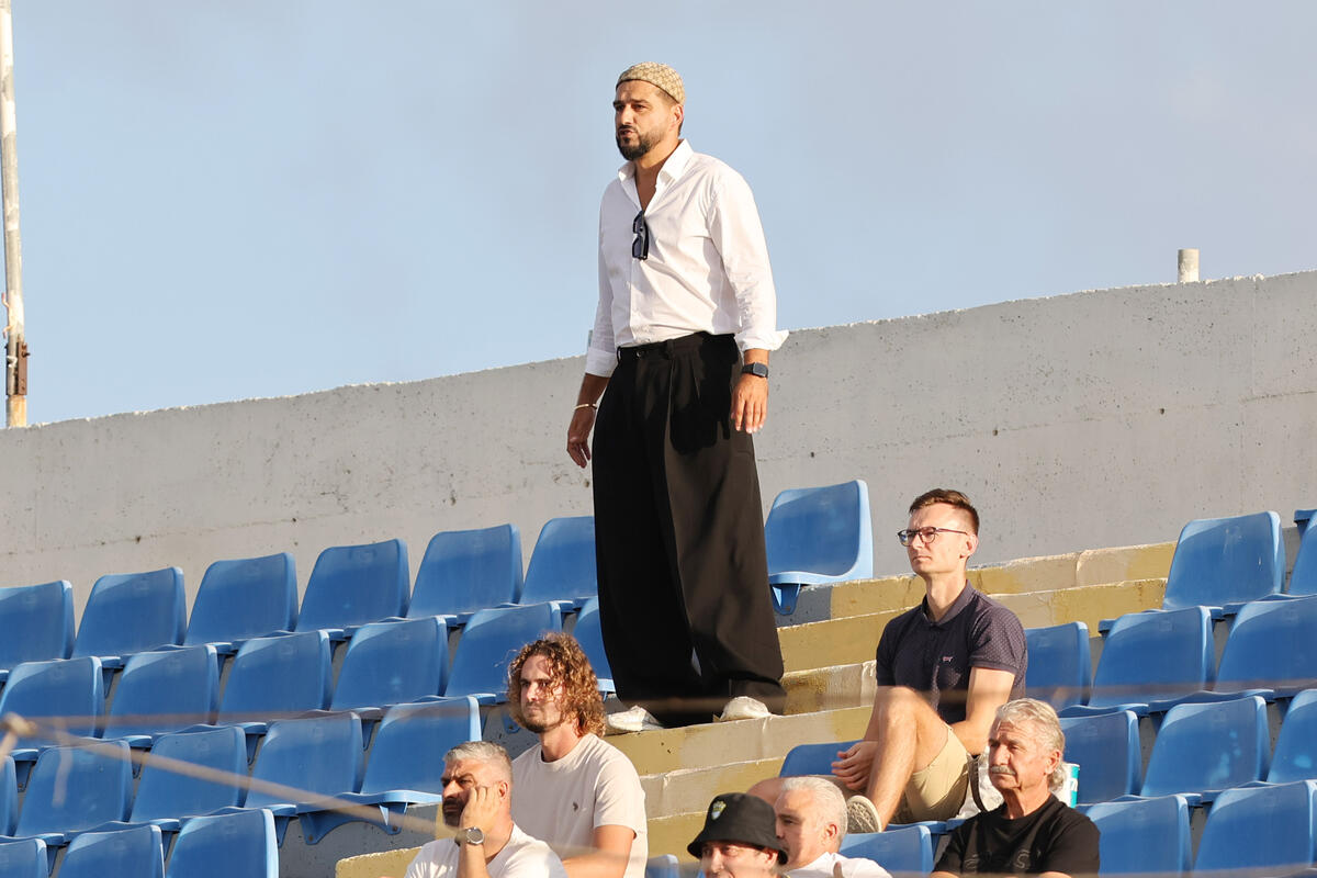 Έσπασε διαφημιστικό πανό και τιμωρήθηκε με αποκλεισμό από δύο αγώνες! thumb