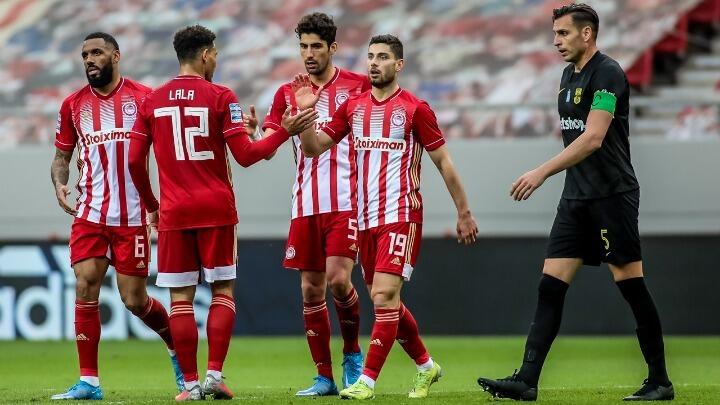 Στην Ελλάδα τους κερδίζει και με 10 ο Ολυμπιακός thumb