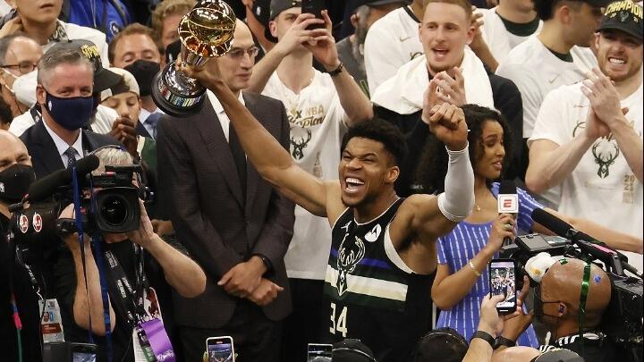 Ο Γιάννης Αντετοκούνμπο αναδείχθηκε MVP των τελικών (vid) thumb