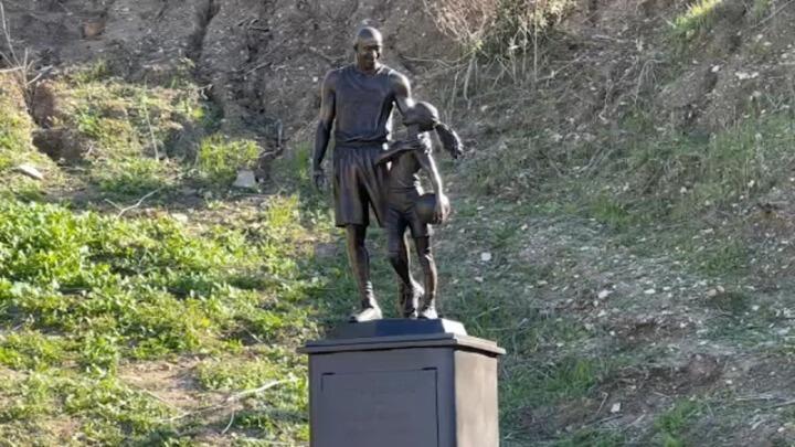 Αγαλμα του Κόμπι και της Τζιάνα στο σημείο της συντριβής thumb