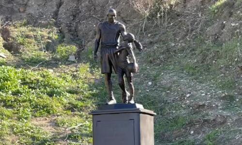 Αγαλμα του Κόμπι και της Τζιάνα στο σημείο της συντριβής thumb