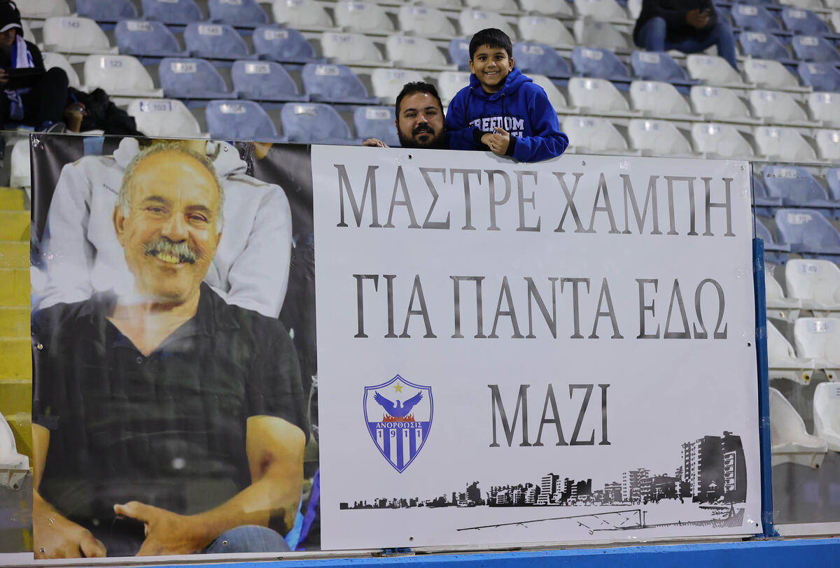 Άφησαν λουλούδια για τον Χαμπή... (ΦΩΤΟΣ) thumb