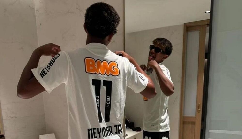Φόρεσε φανέλα της Σάντος με το 11 του Νεϊμάρ κι έλαβε... πρόσκληση! thumb