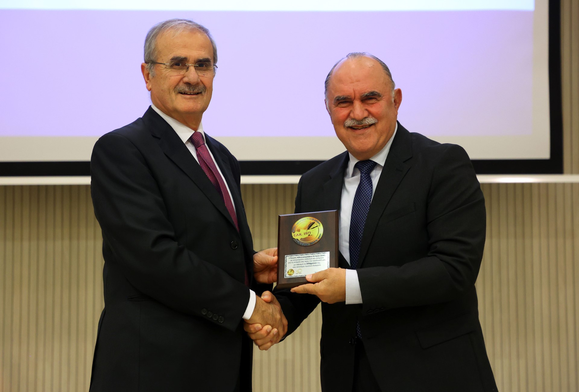 Στην παρουσίαση του λευκώματος των 50χρονων της ΕΑΚ η ηγεσία του ΚΟΑ thumb