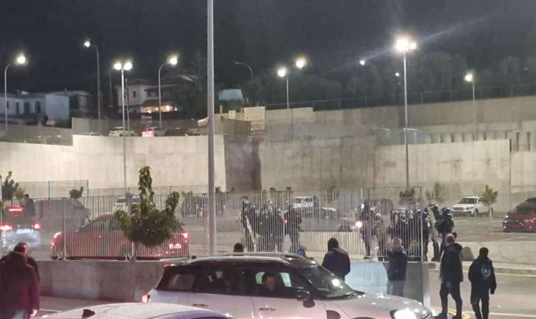 Διήμερη κράτηση στους υπόπτους για τα επεισόδια στο «ΑΛΦΑΜΕΓΑ» thumb