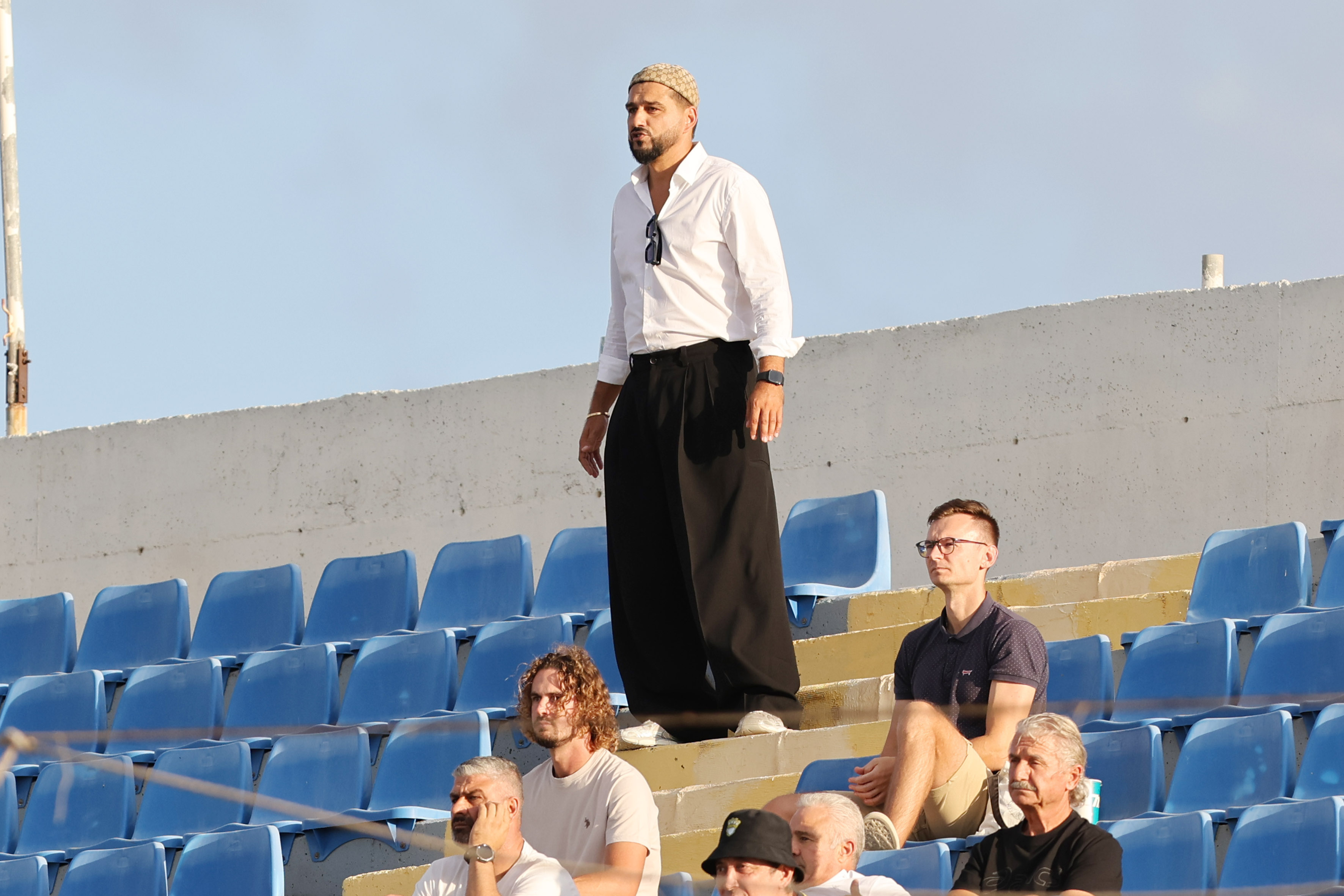 Έσπασε διαφημιστικό πανό και τιμωρήθηκε με αποκλεισμό από δύο αγώνες! thumb